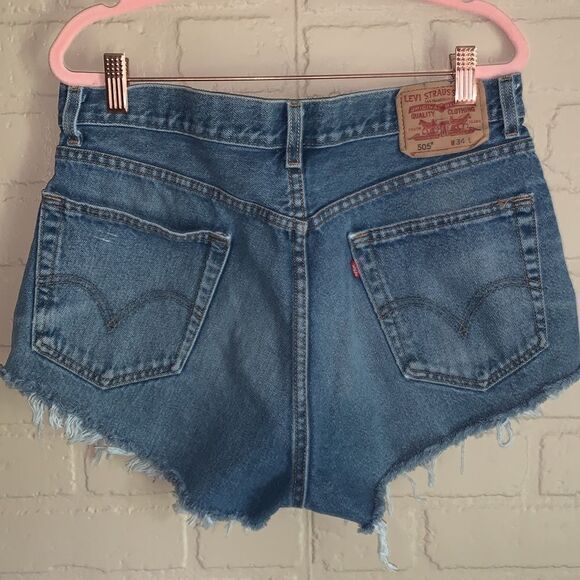 Levi’s Distressed Frayed Cut Off Shorts - Picture 7 of 13